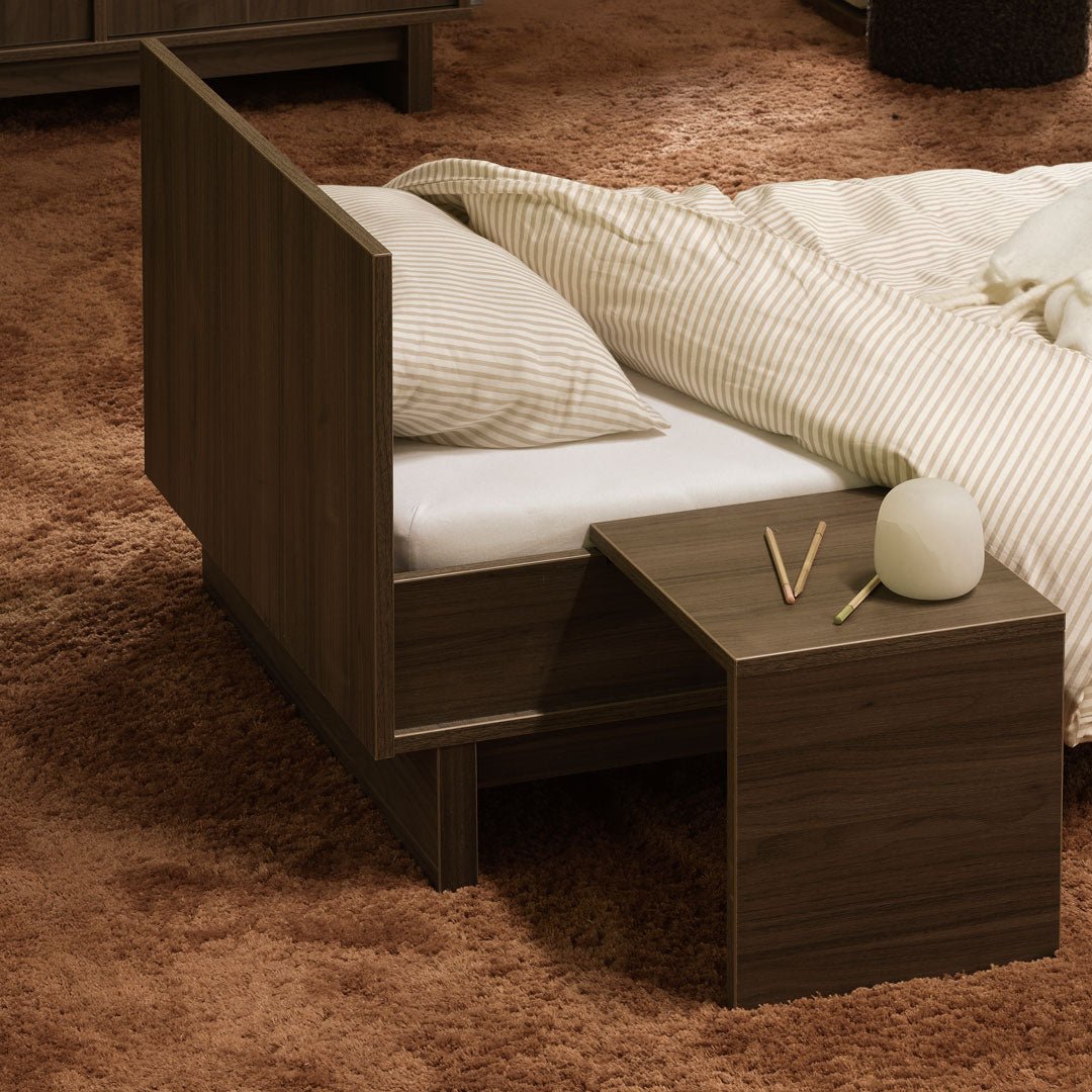 Babybett Kyo - Walnut 140x70cm (inkl. Umbaumöglichkeit in ein Kinderbett 140x70cm) - little something