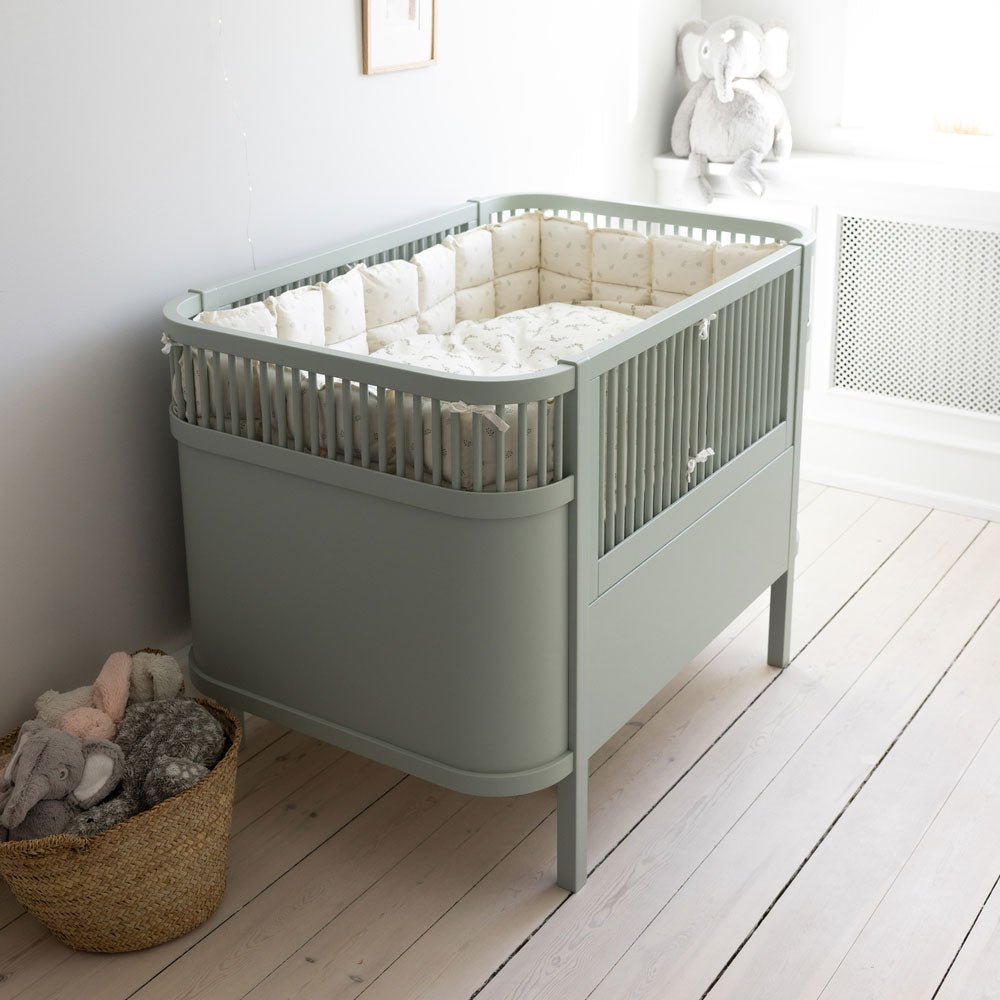 Babybett Sebra (inkl. Umbaumöglichkeit in ein Kinderbett) - Mist Green - little something