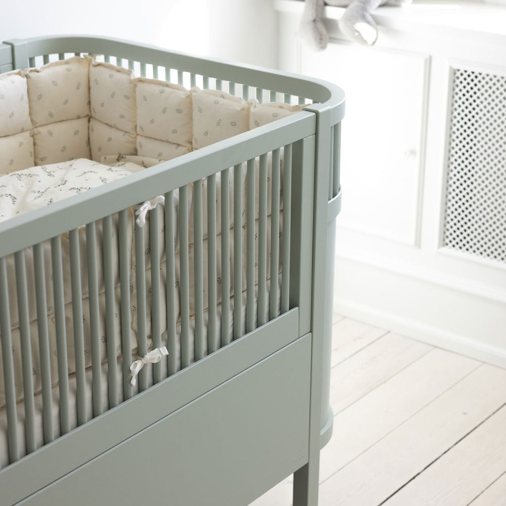 Babybett Sebra (inkl. Umbaumöglichkeit in ein Kinderbett) - Mist Green - little something