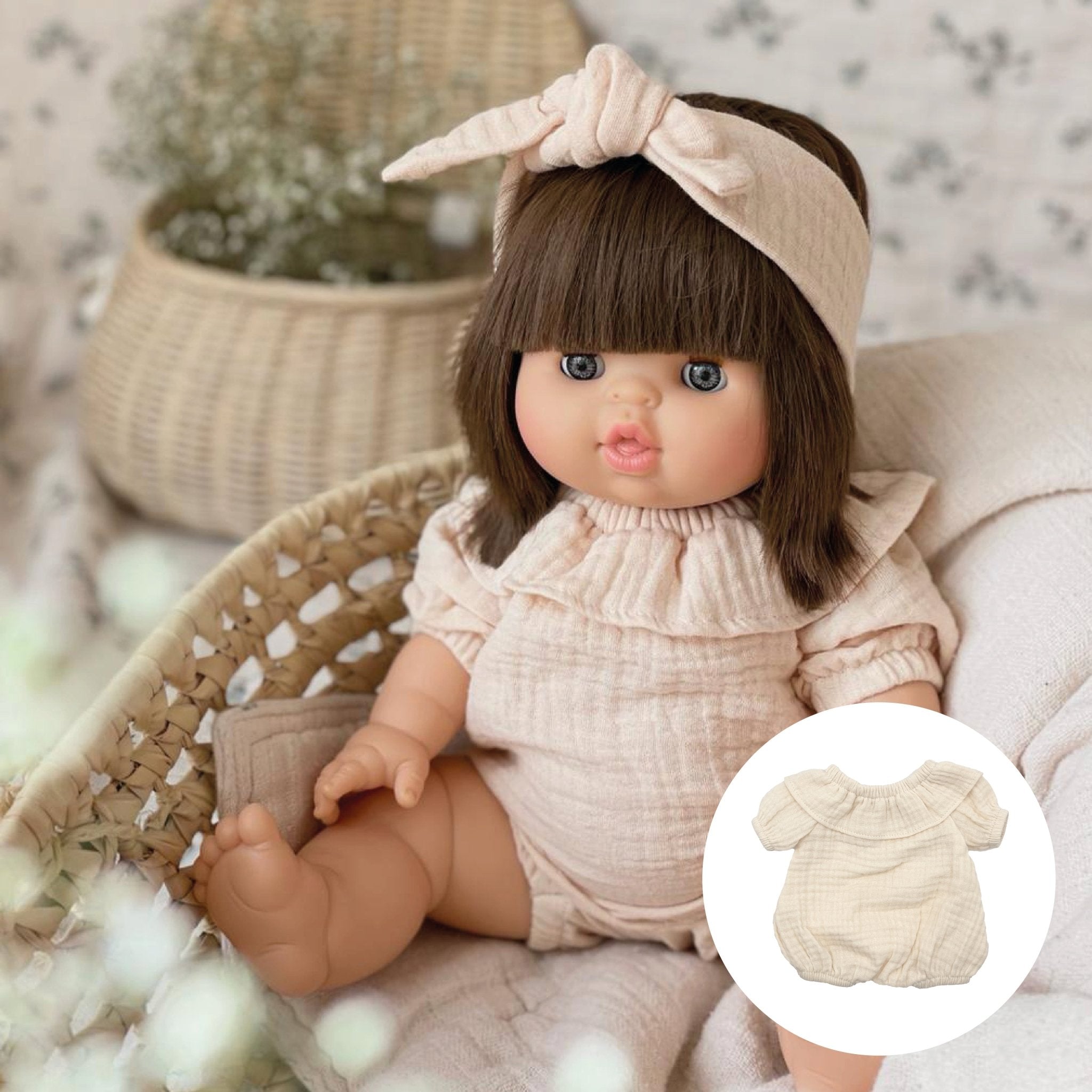 Geschenkset Puppe & Kleidung - Chloe mit Strickjacke, Romper & Mütze - little something