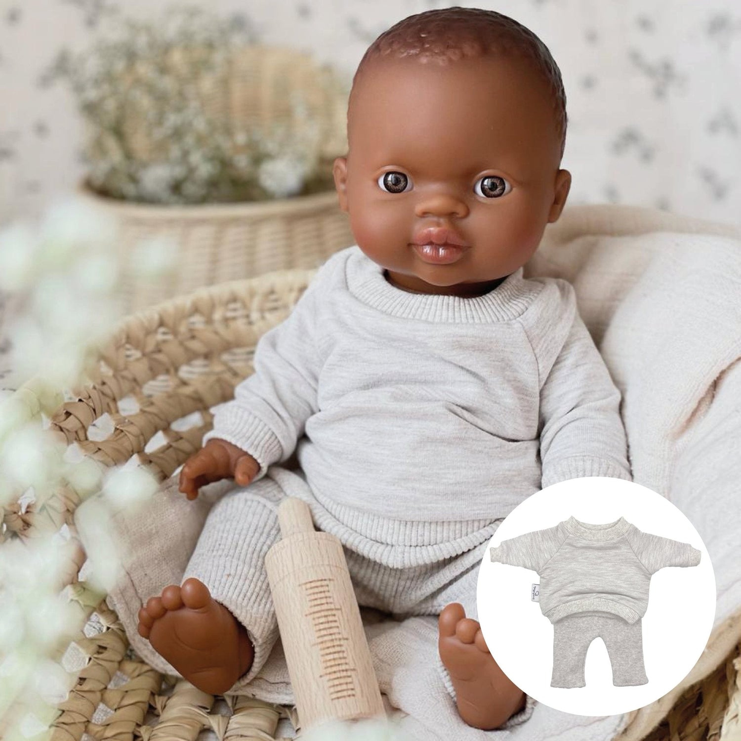 Geschenkset Puppe & Kleidung - Ondine mit Stoffkörper 28cm mit Sweat - Anzug und kleinem Puppenmoseskorb - little something