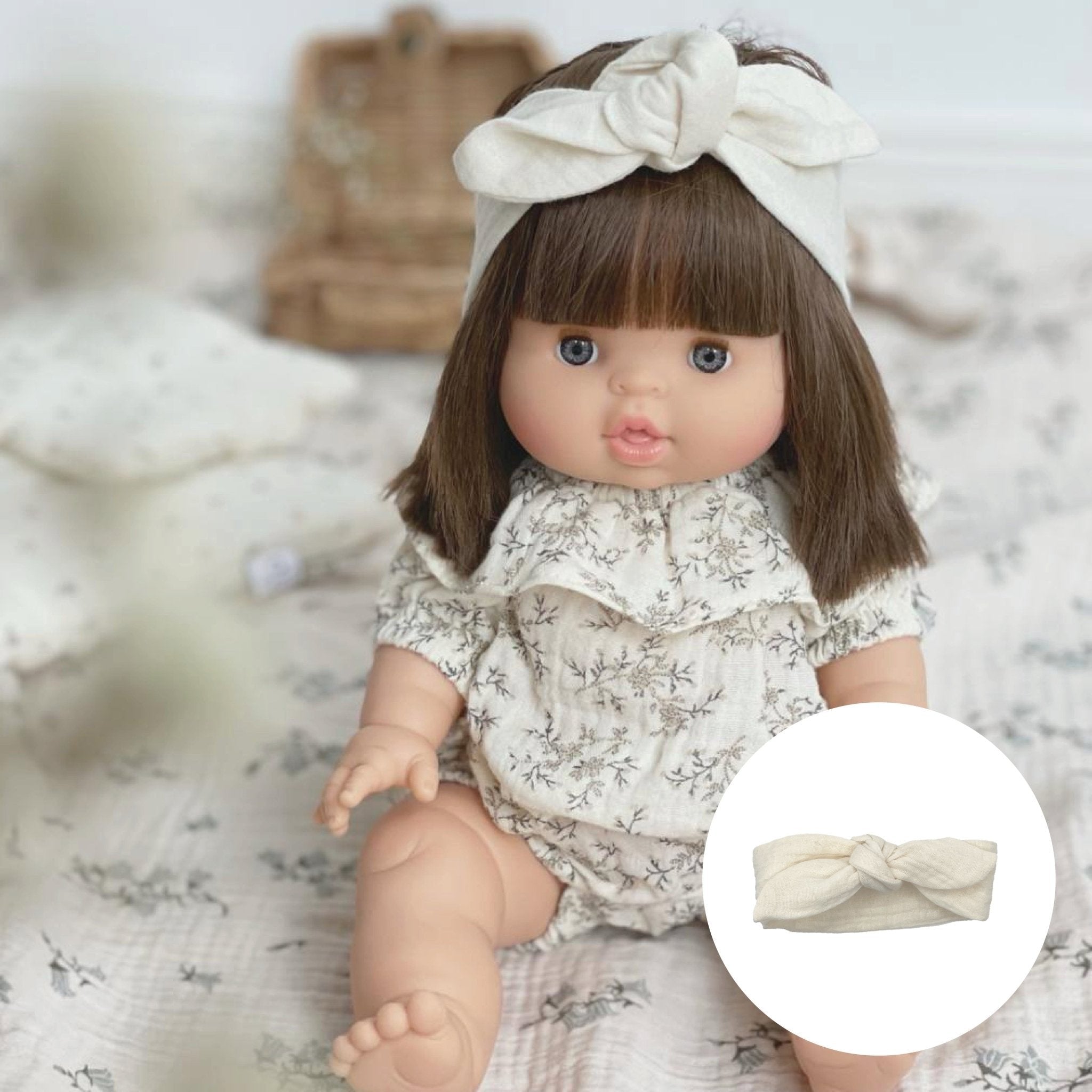 Geschenkset Puppe & Kleidung - Yze mit Frill Romper, ecru Haarband & Puppen - Fläschchen - little something