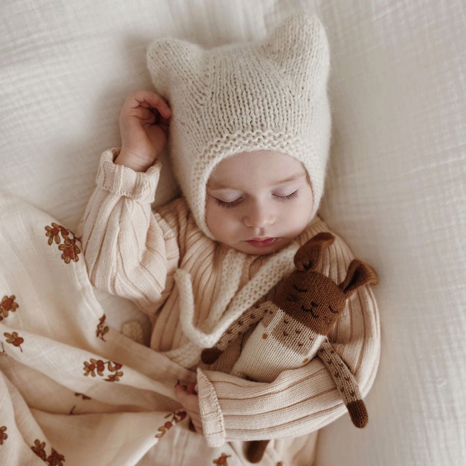 Kuscheltier Hase Strick "Bunny knit toy - ecru overalls" - little something