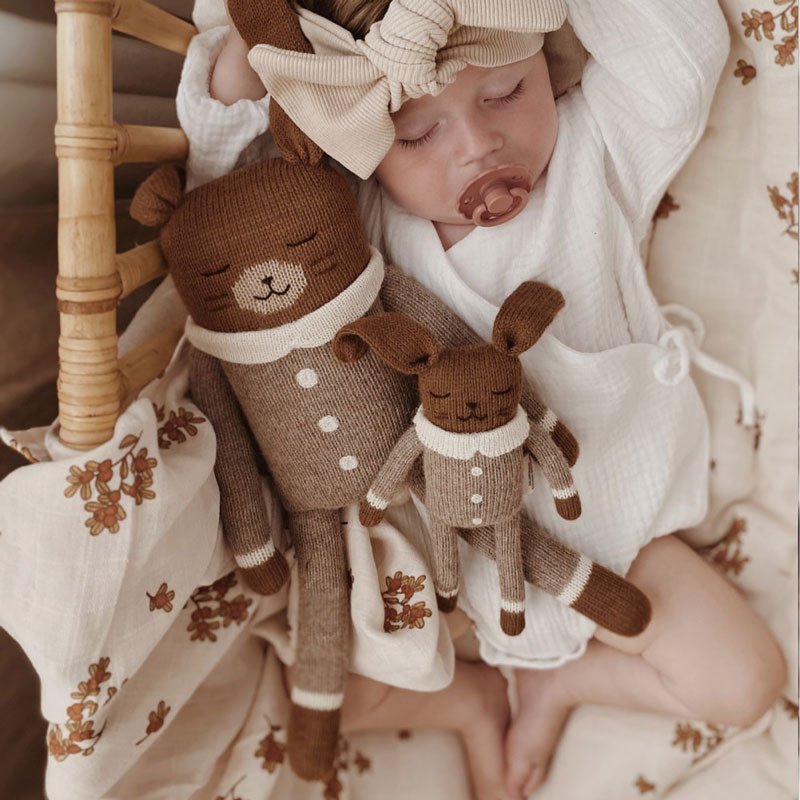 Kuscheltier Hase Strick "Bunny knit toy - oat jumpsuit" - little something