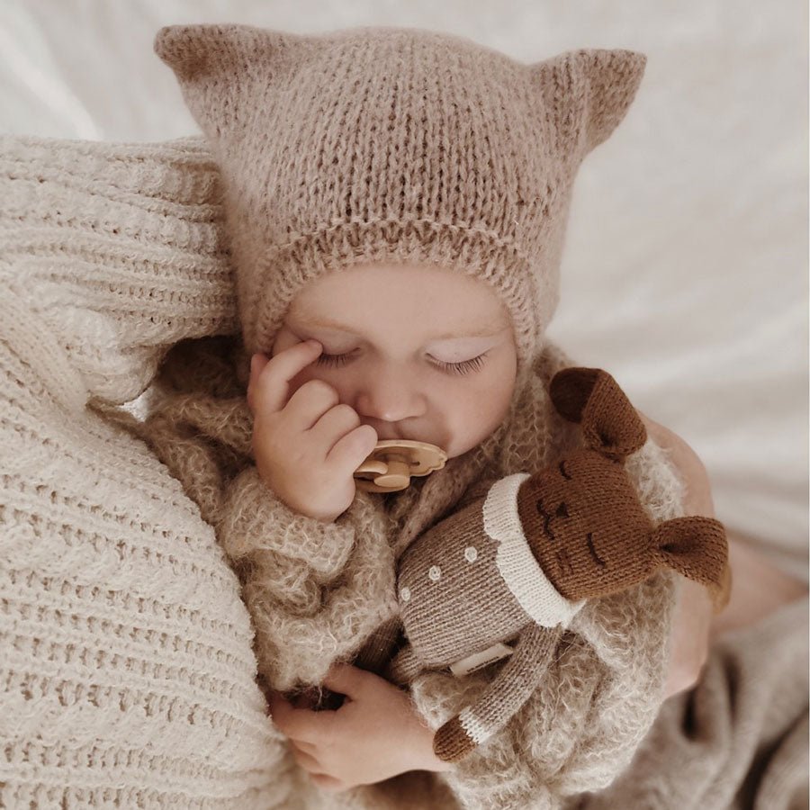 Kuscheltier Hase Strick "Bunny knit toy - oat jumpsuit" - little something