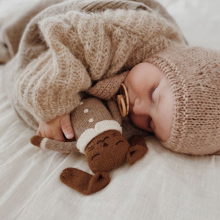 Kuscheltier Hase Strick "Bunny knit toy - oat jumpsuit" - little something
