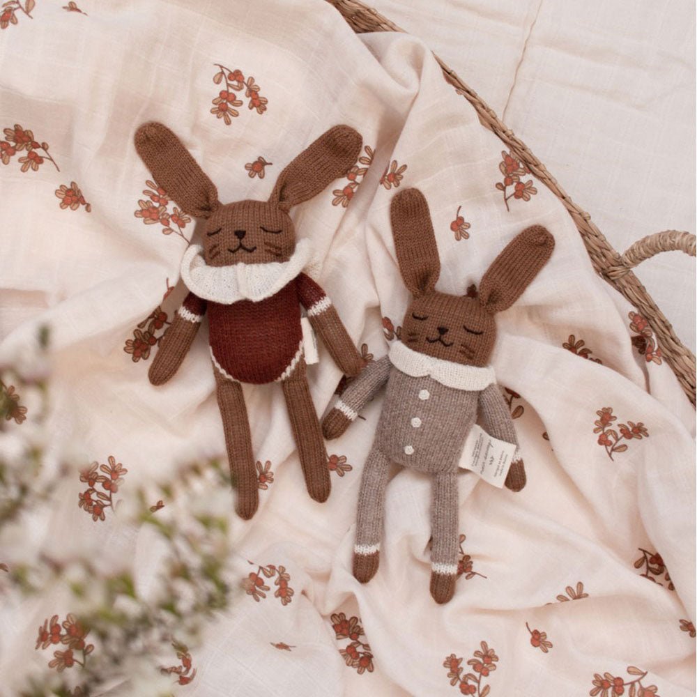 Kuscheltier Hase Strick "Bunny knit toy - oat jumpsuit" - little something