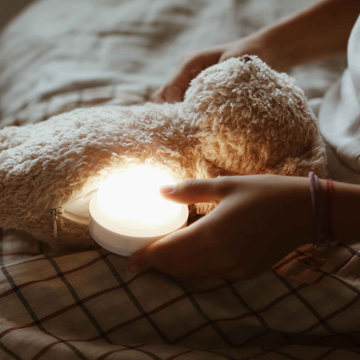 Moonie Bär Organic Nachtlicht, Einschlafhilfe & Kuscheltier - Cappuccino natur - little something