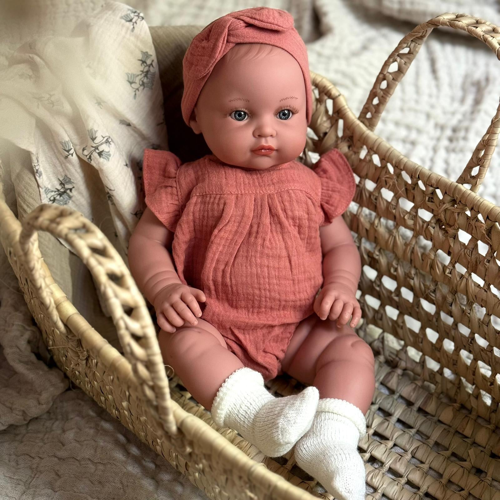 Puppe Bambini "Yaelle" 47cm inkl. Kleidung in rose - little something