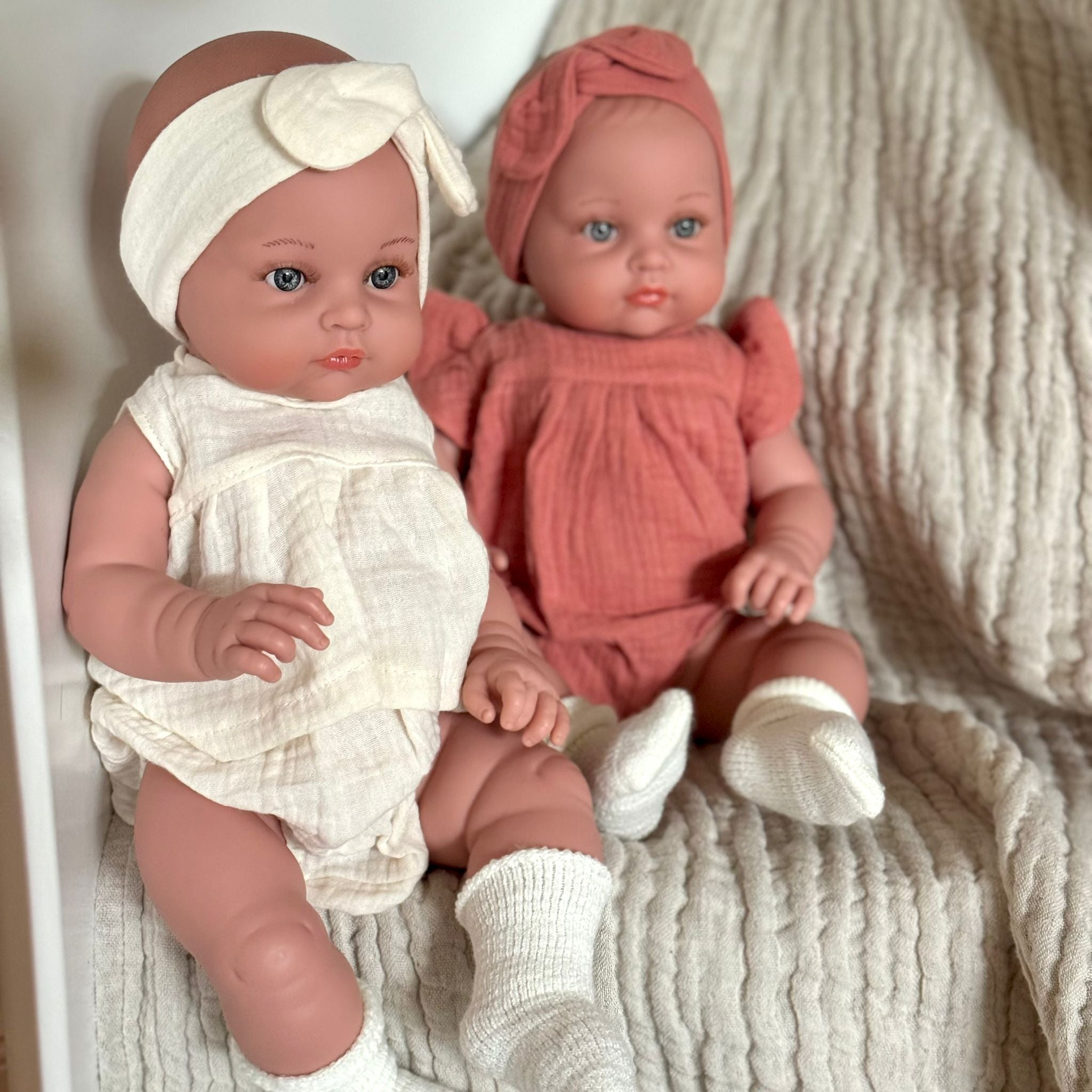 Puppe Bambini "Yaelle" 47cm inkl. Kleidung in rose - little something