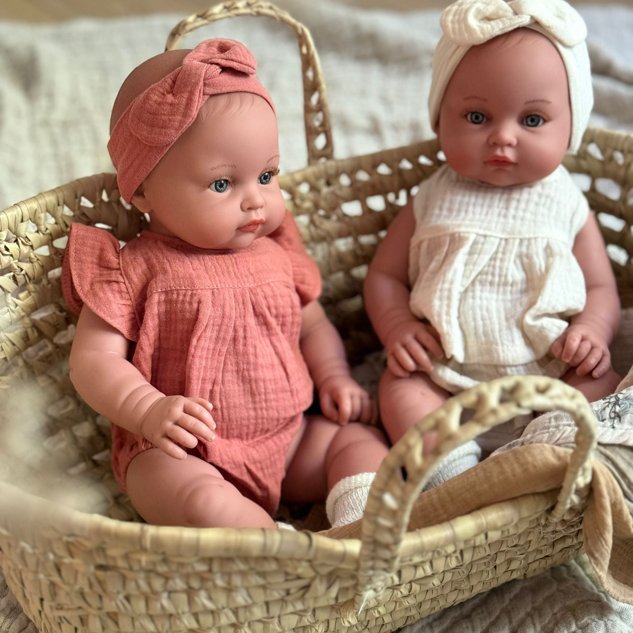 Puppe Bambini "Yaelle" 47cm inkl. Kleidung in rose - little something
