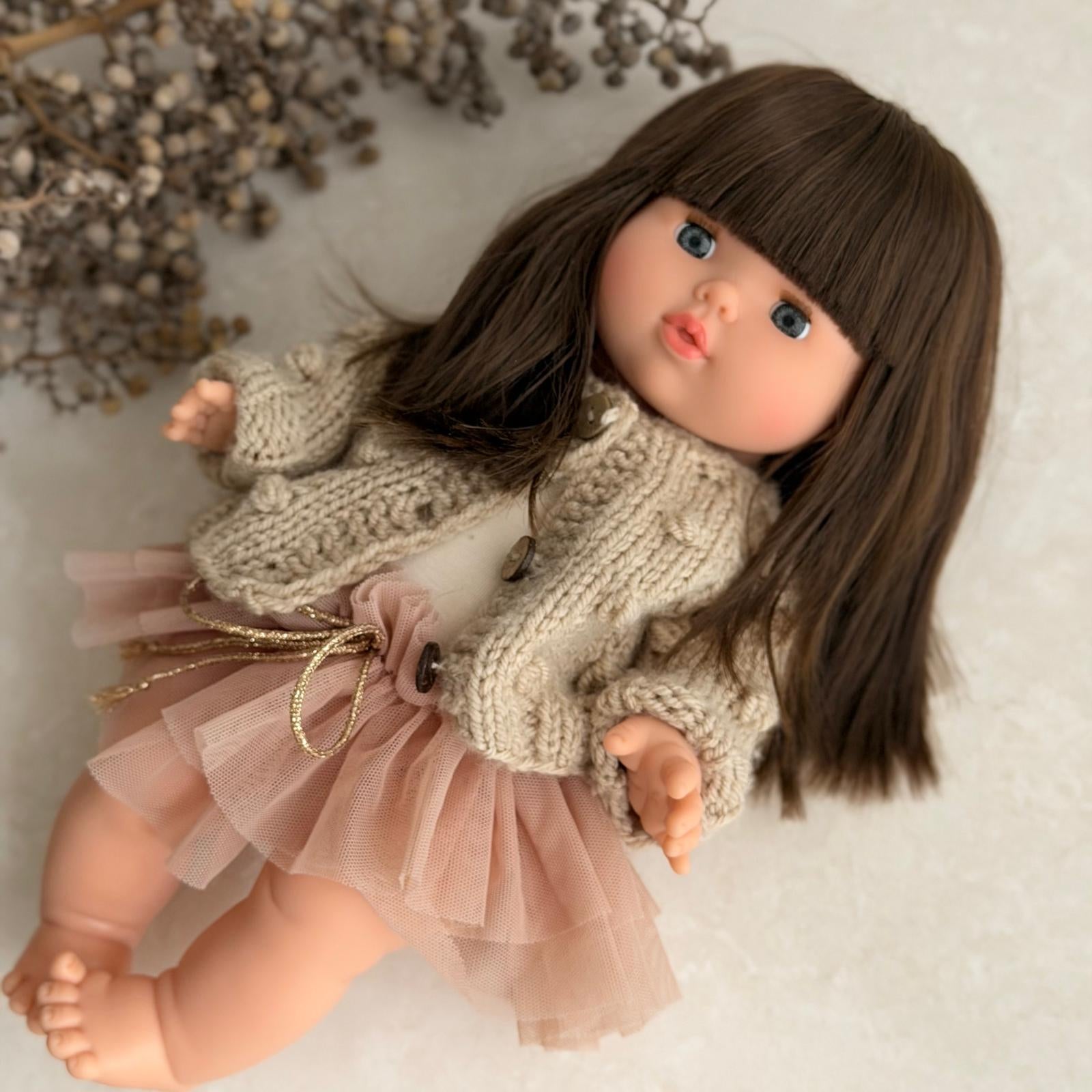 Puppe "Cerise" 34cm mit braunen langen Haaren und Pony sowie blauen Augen - little something