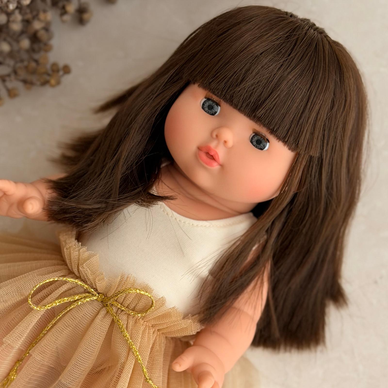 Puppe "Cerise" 34cm mit braunen langen Haaren und Pony sowie blauen Augen - little something