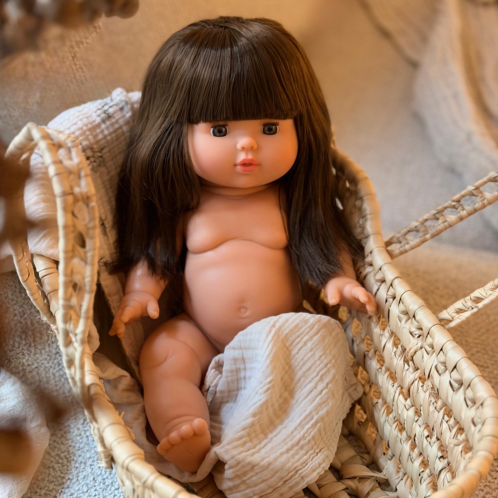 Puppe "Cerise" 34cm mit braunen langen Haaren und Pony sowie blauen Augen - little something