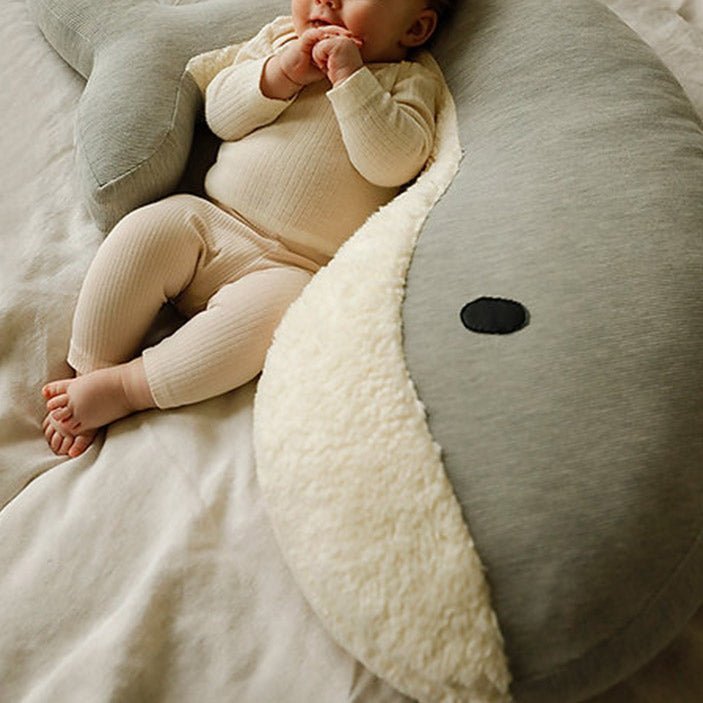 Stillkissen Wal "Whale Momo" aus Bio - Baumwolle - Grey - little something