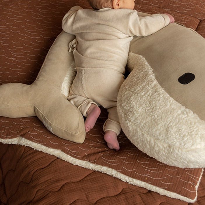 Stillkissen Wal "Whale Momo" aus Bio - Baumwolle - Sand - little something