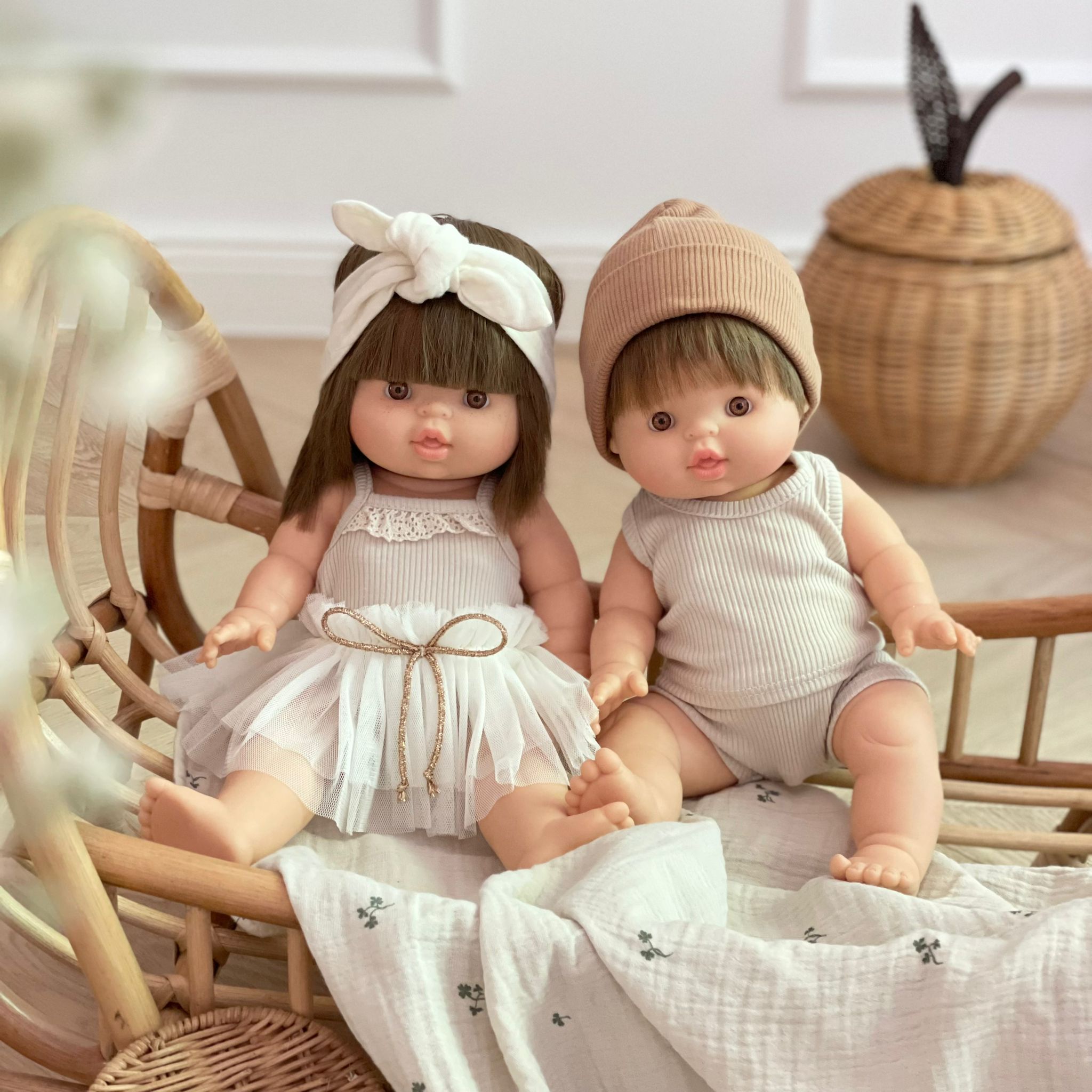 Puppe "Jeanne" 34cm mit braunen Haaren und braunen Augen - little something