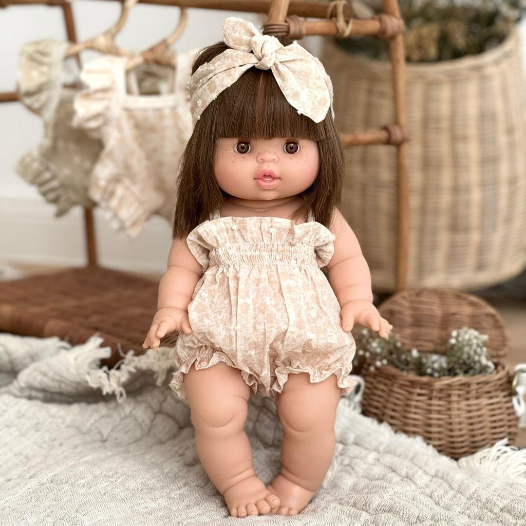 Puppe "Jeanne" 34cm mit braunen Haaren und braunen Augen - little something