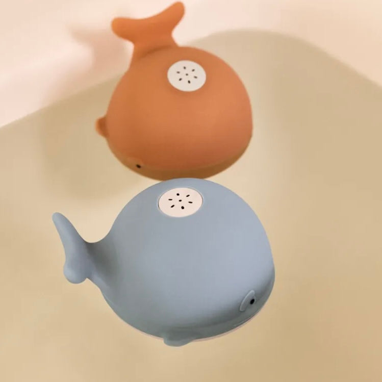 Badespielzeug Sprinkler "Galen Bath Sprinkler " Whale Beach Blue