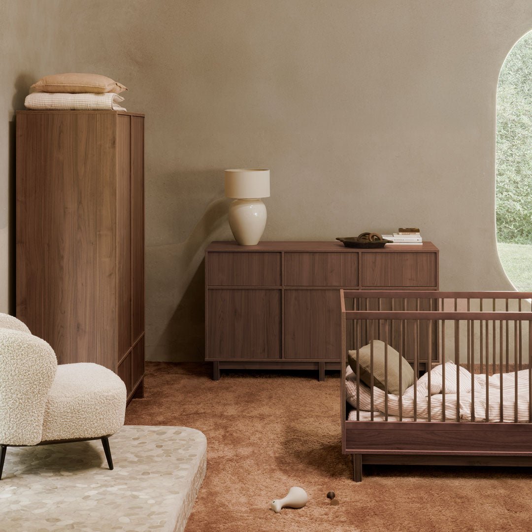 Babybett Kyo - Walnut 140x70cm (inkl. Umbaumöglichkeit in ein Kinderbett 140x70cm) - little something
