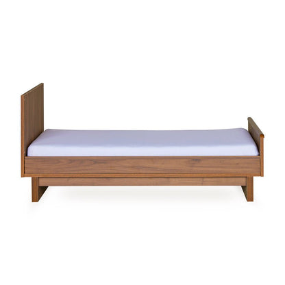 Babybett Kyo - Walnut 140x70cm (inkl. Umbaumöglichkeit in ein Kinderbett 140x70cm) - little something