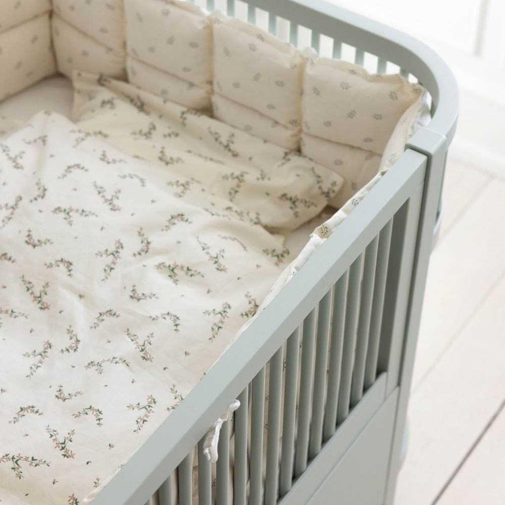 Babybett Sebra (inkl. Umbaumöglichkeit in ein Kinderbett) - Mist Green - little something