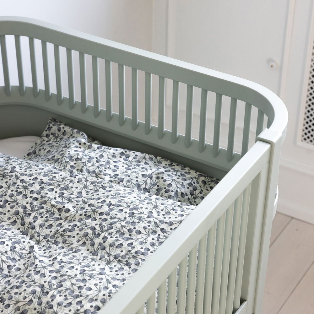 Babybett Sebra (inkl. Umbaumöglichkeit in ein Kinderbett) - Mist Green - little something