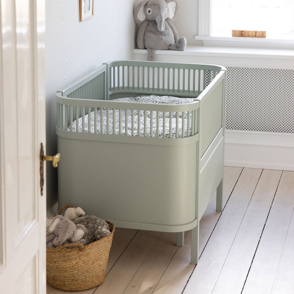 Babybett Sebra (inkl. Umbaumöglichkeit in ein Kinderbett) - Mist Green - little something