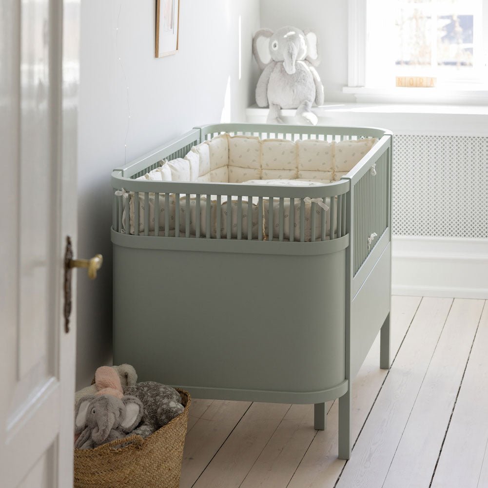 Babybett Sebra (inkl. Umbaumöglichkeit in ein Kinderbett) - Mist Green - little something