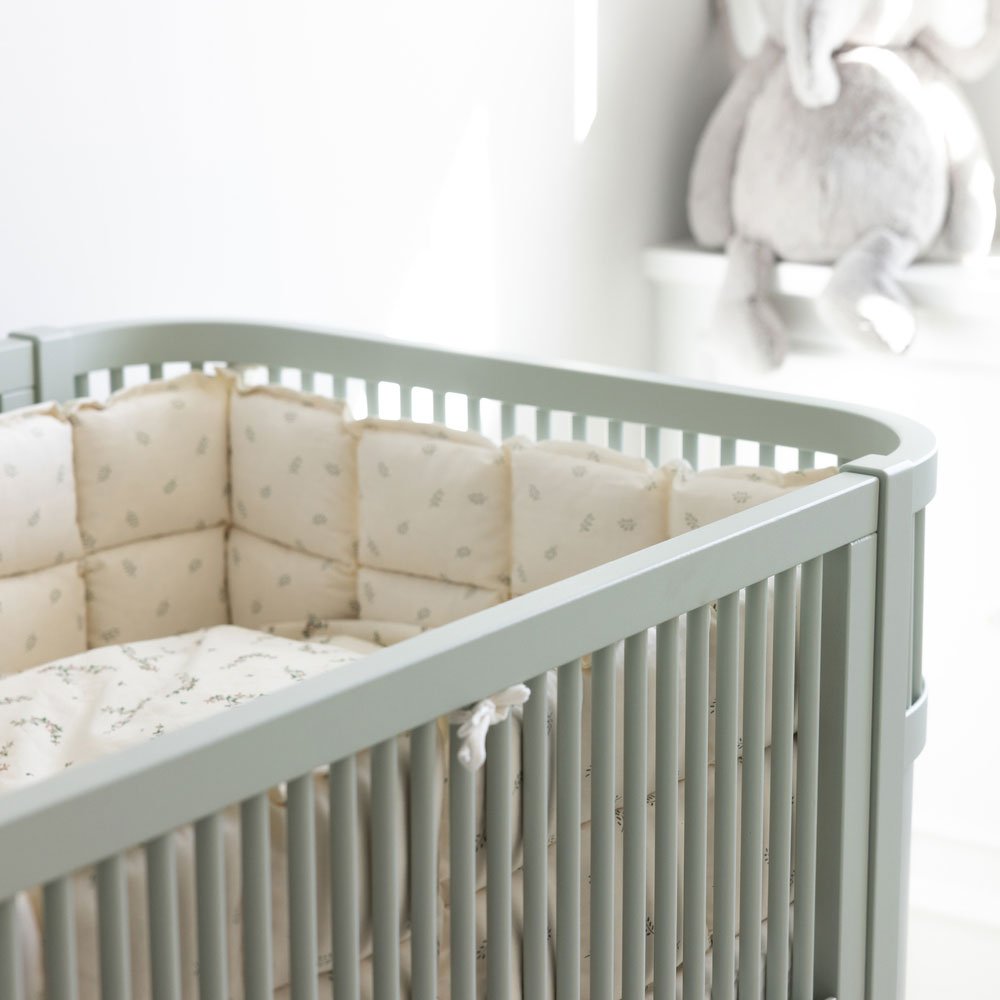 Babybett Sebra (inkl. Umbaumöglichkeit in ein Kinderbett) - Mist Green - little something