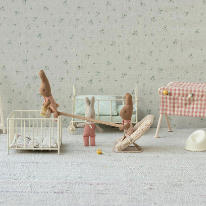 Babysitter, My - little something