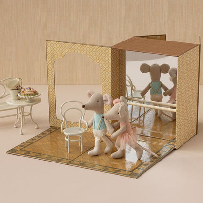 Ballettmäuse im Tanzstudio, Kleine Schwester und kleiner Bruder - little something