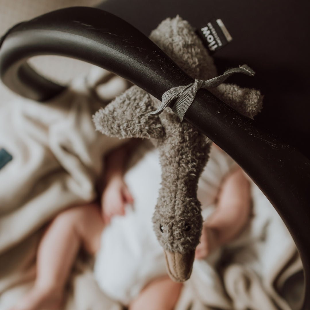 Einschlafhilfe &amp; Kuscheltier Gans inkl. Soundbox &quot;Liva Comforter on the go&quot; - Grau - little something