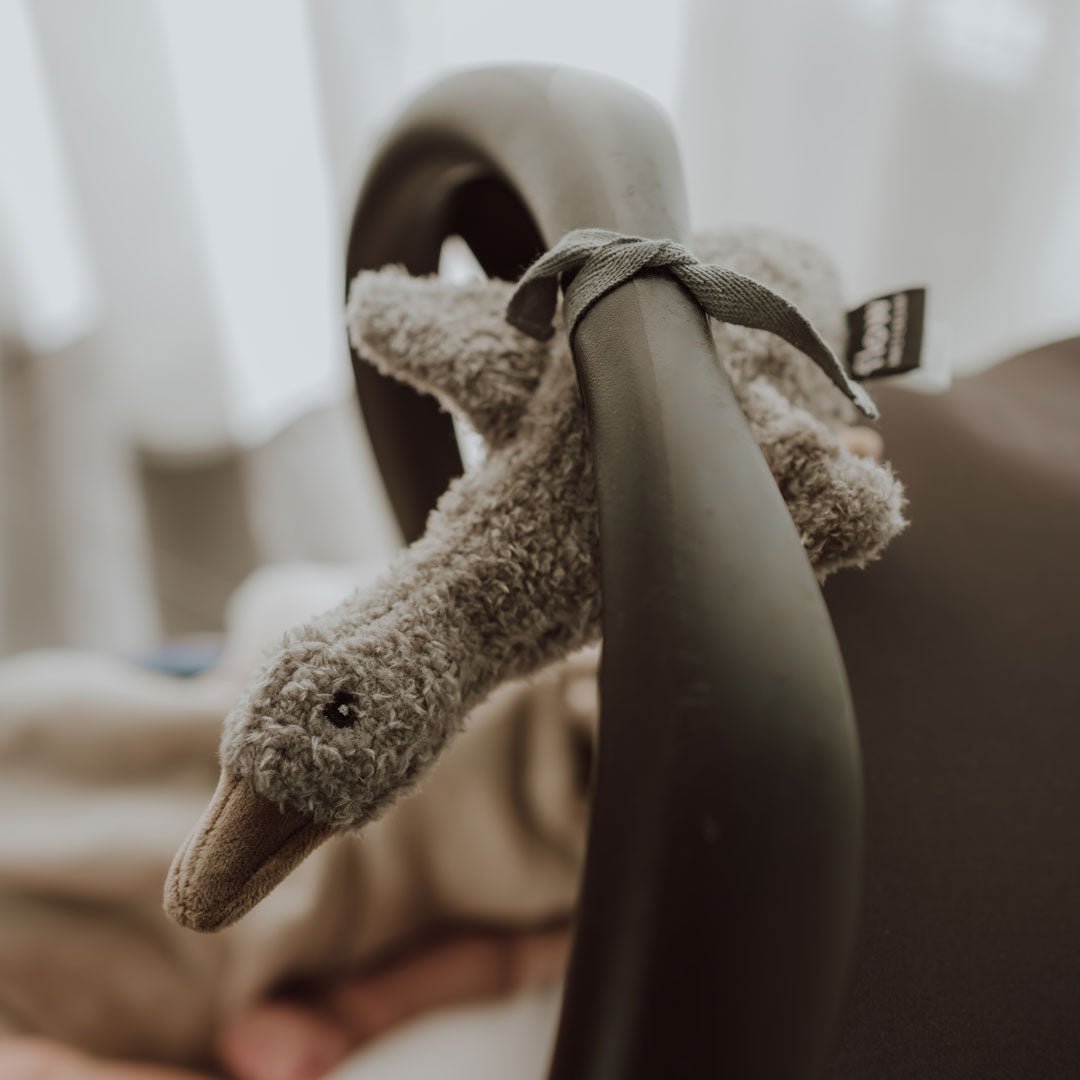 Einschlafhilfe &amp; Kuscheltier Gans inkl. Soundbox &quot;Liva Comforter on the go&quot; - Grau - little something