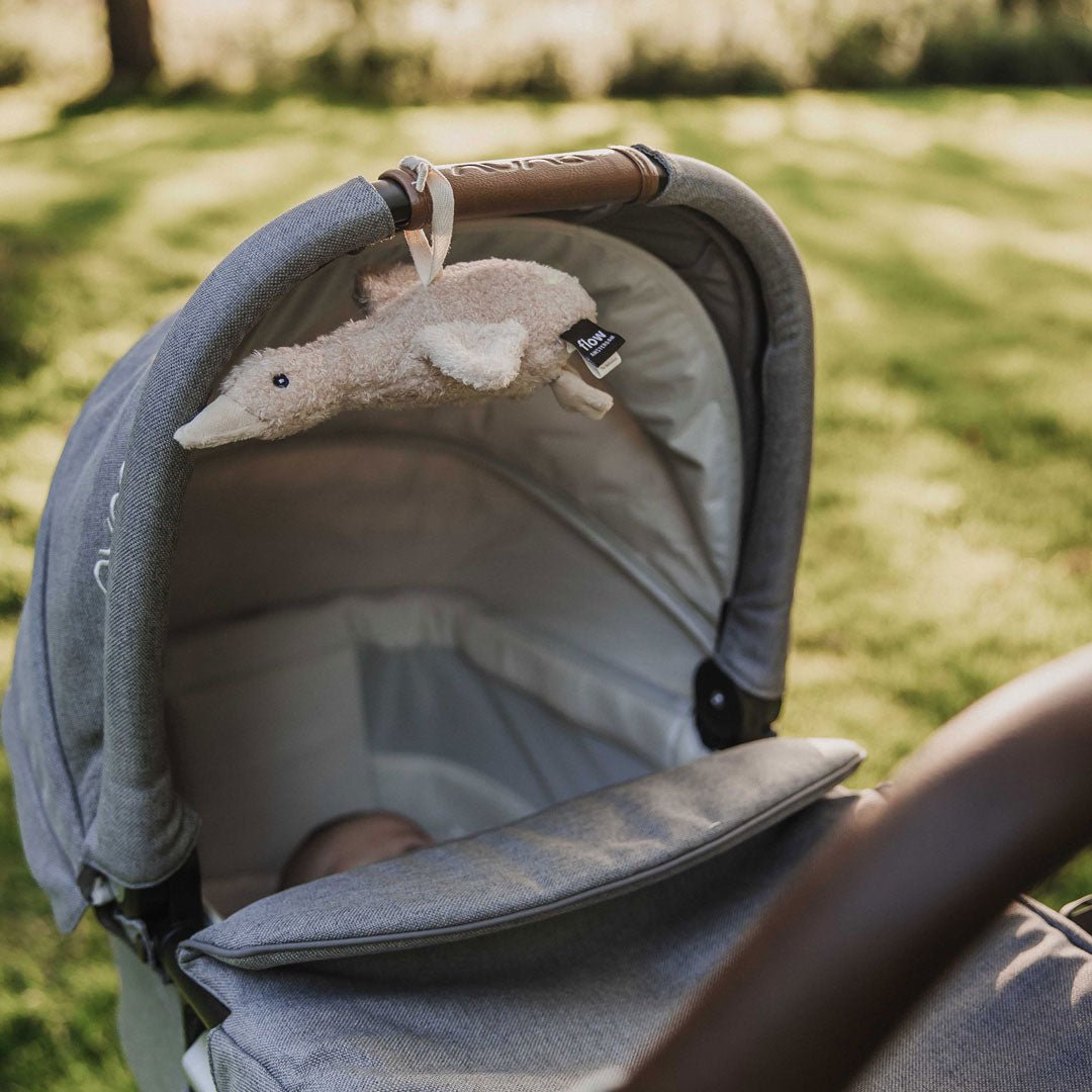 Einschlafhilfe &amp; Kuscheltier Gans inkl. Soundbox &quot;Liva Comforter on the go&quot; - Oat - little something