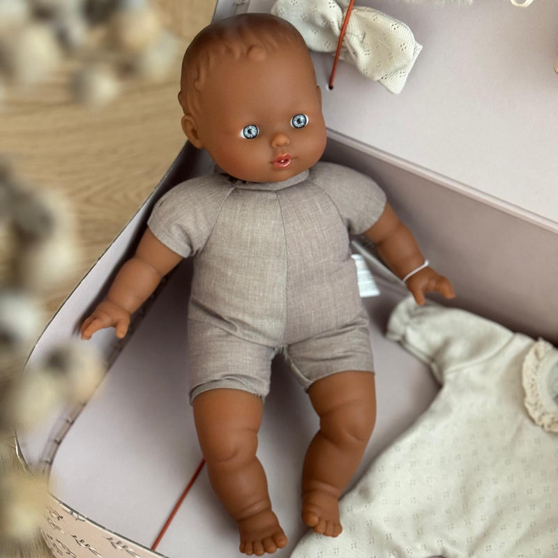 Geschenkset 11-teilig Puppe & Kleidung inkl. Köfferchen - Babies Suzie 28cm - little something