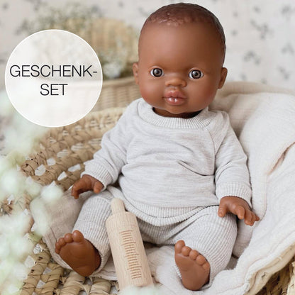 Geschenkset Puppe &amp; Kleidung - Alex mit Sweat - Anzug und Puppenmoseskorb - little something