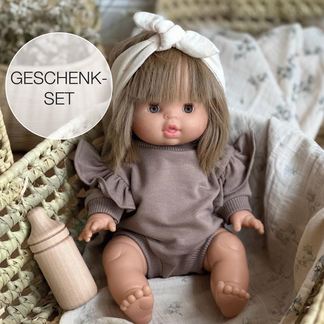 Geschenkset Puppe & Kleidung - Yze mit Frill Romper, ecru Haarband & Puppen - Fläschchen - little something
