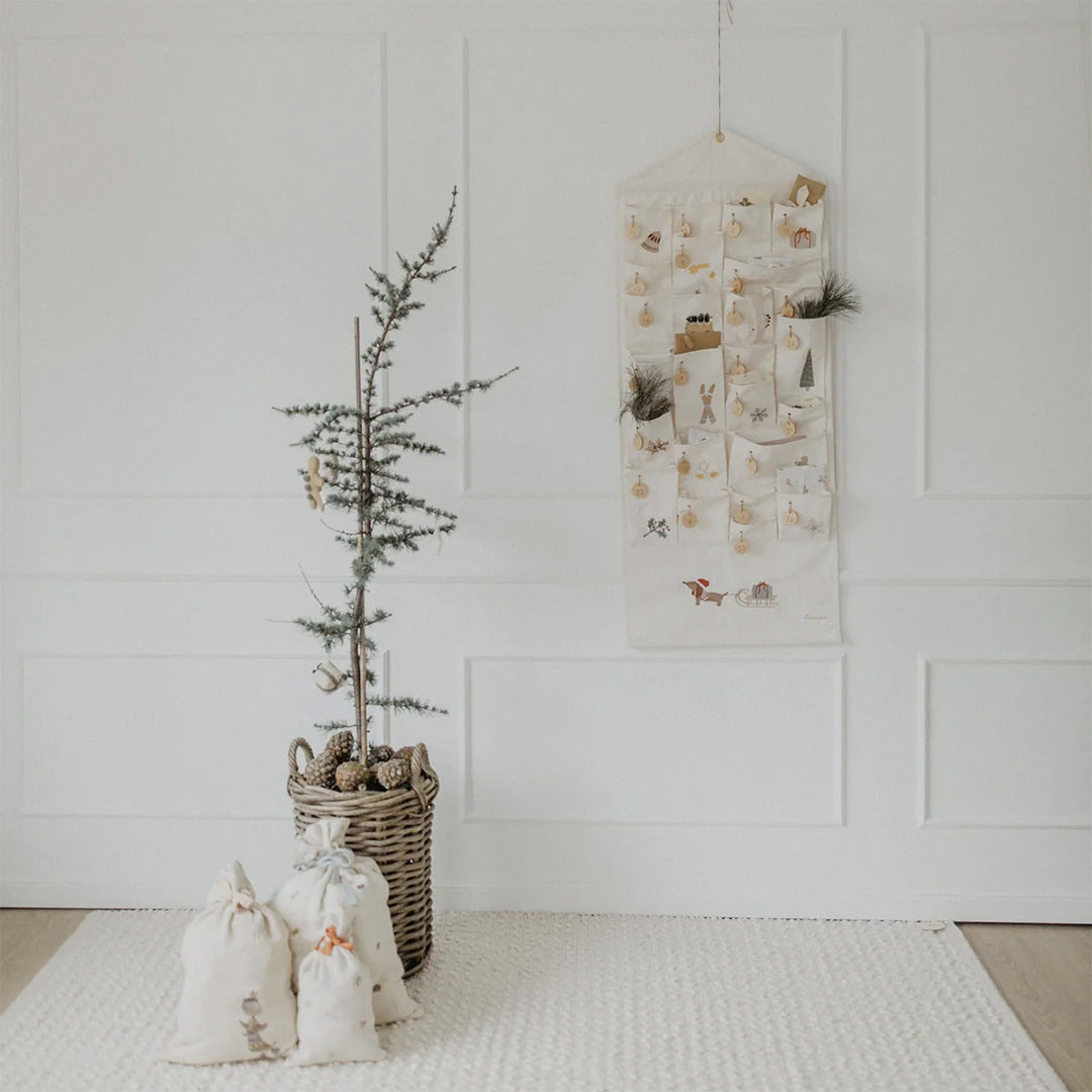 Adventskalender aus Stoff mit gestickten Illustrationen - little something