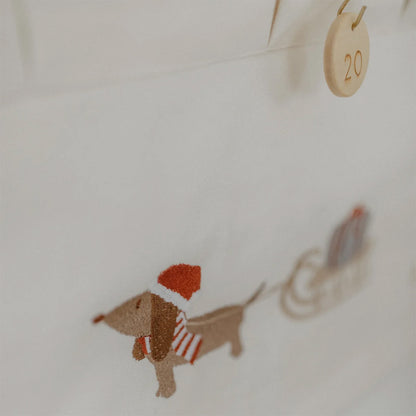 Adventskalender aus Stoff mit gestickten Illustrationen - little something