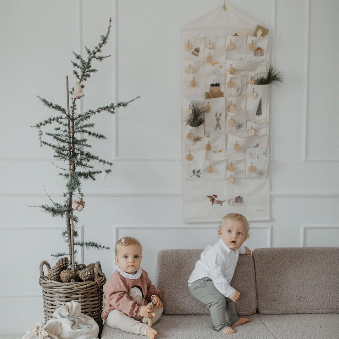 Adventskalender aus Stoff mit gestickten Illustrationen - little something