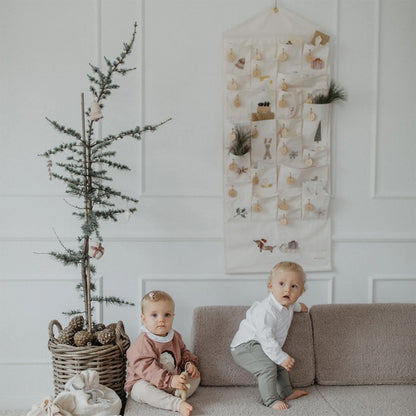 Adventskalender aus Stoff mit gestickten Illustrationen - little something