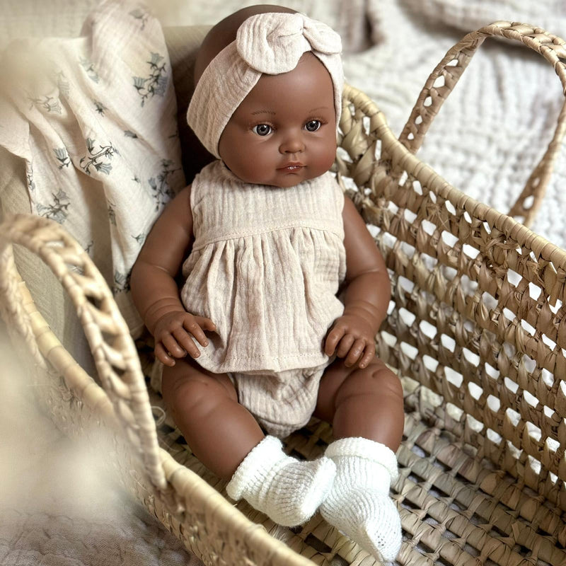 Puppe Bambini "Augustine" 47cm inkl. Kleidung in beige - little something