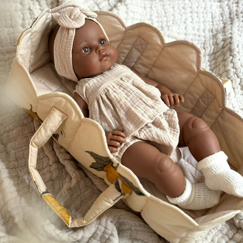 Puppe Bambini "Augustine" 47cm inkl. Kleidung in beige - little something