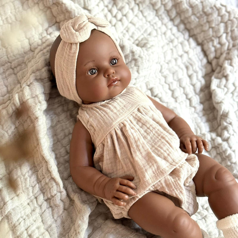 Puppe Bambini "Augustine" 47cm inkl. Kleidung in beige - little something