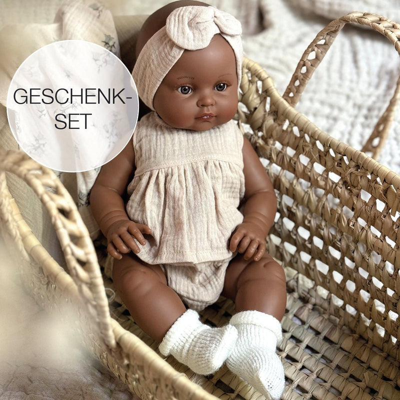 Puppe Bambini "Augustine" 47cm inkl. Kleidung in beige - little something