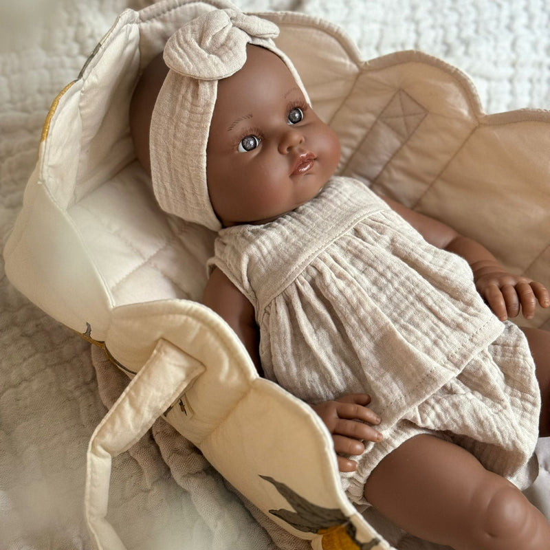 Puppe Bambini "Augustine" 47cm inkl. Kleidung in beige - little something