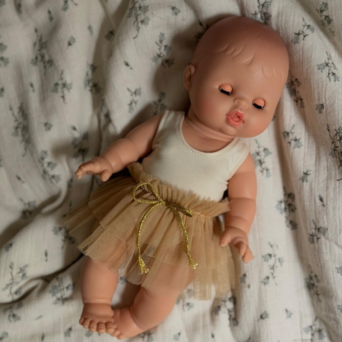Puppe &quot;Lily sleepy&quot; 34cm mit schlafenden blauen Augen - little something