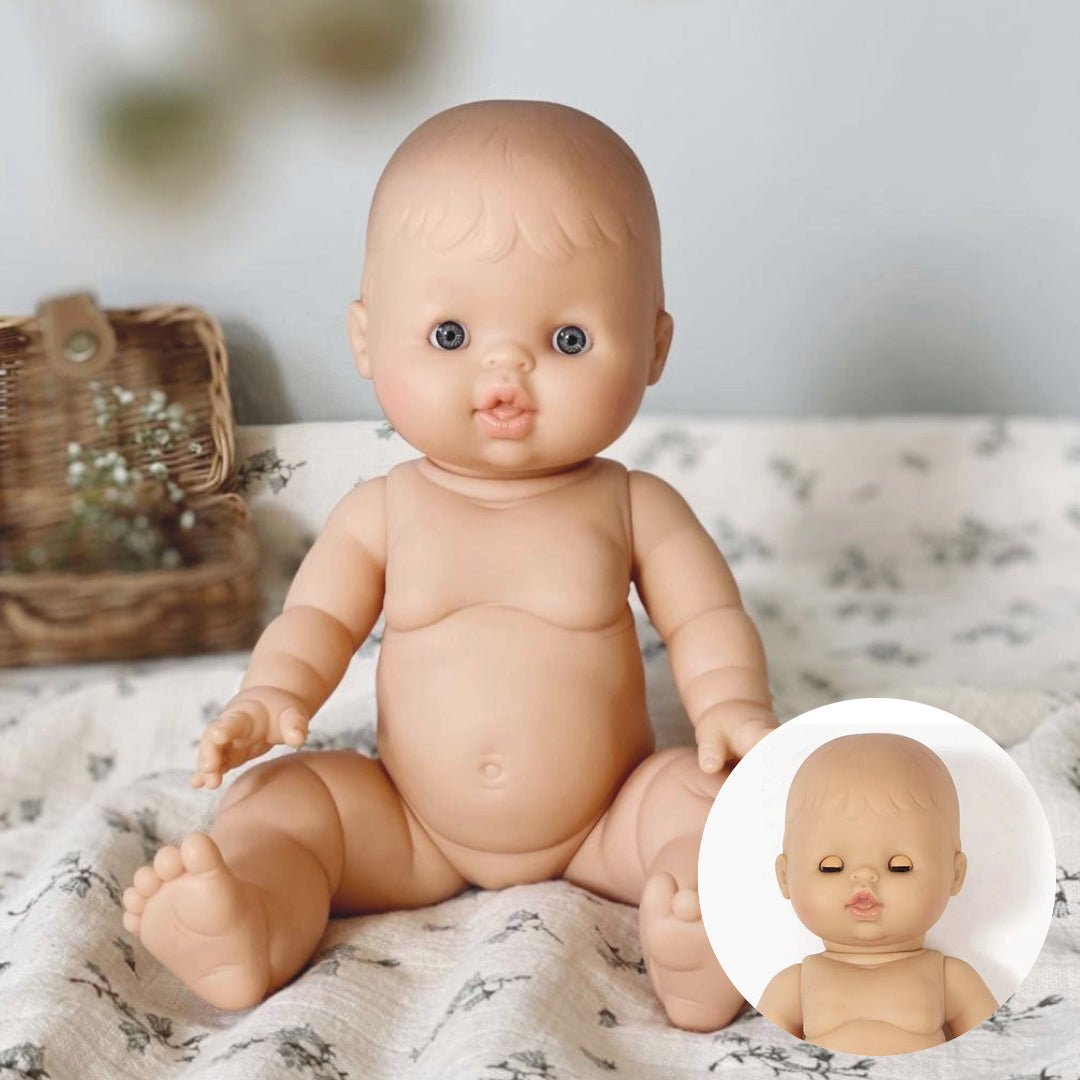 Puppe &quot;Lily sleepy&quot; 34cm mit schlafenden blauen Augen - little something