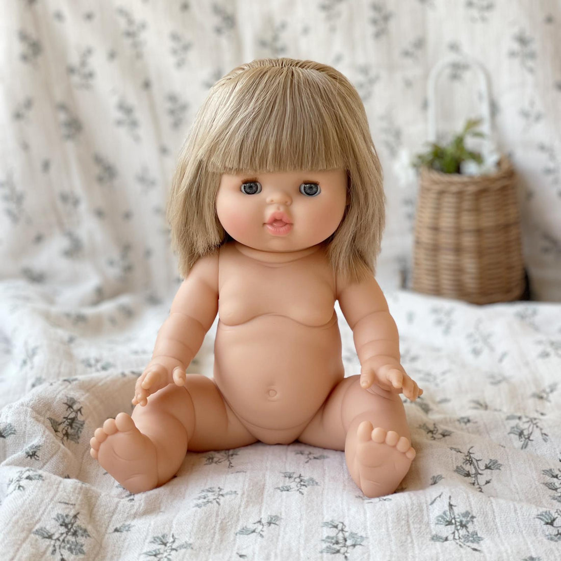 Geschenkset Puppe &amp; Kleidung - Yze mit Frill Romper, ecru Haarband &amp; Puppen-Fläschchen